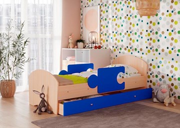Кровать детская с ящиком и бортиками Мозайка, корпус Млечный дуб/фасад Синий (щиты) в Южно-Сахалинске